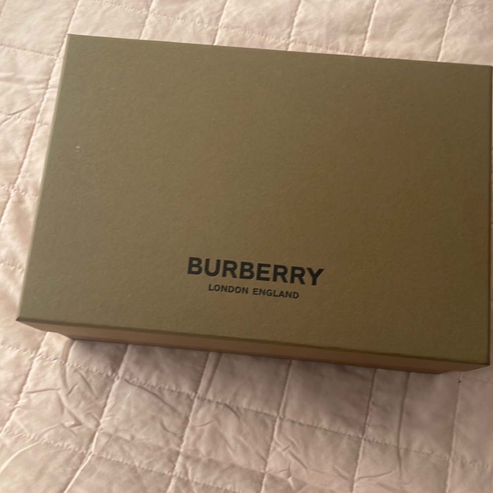 Burberry beige/white